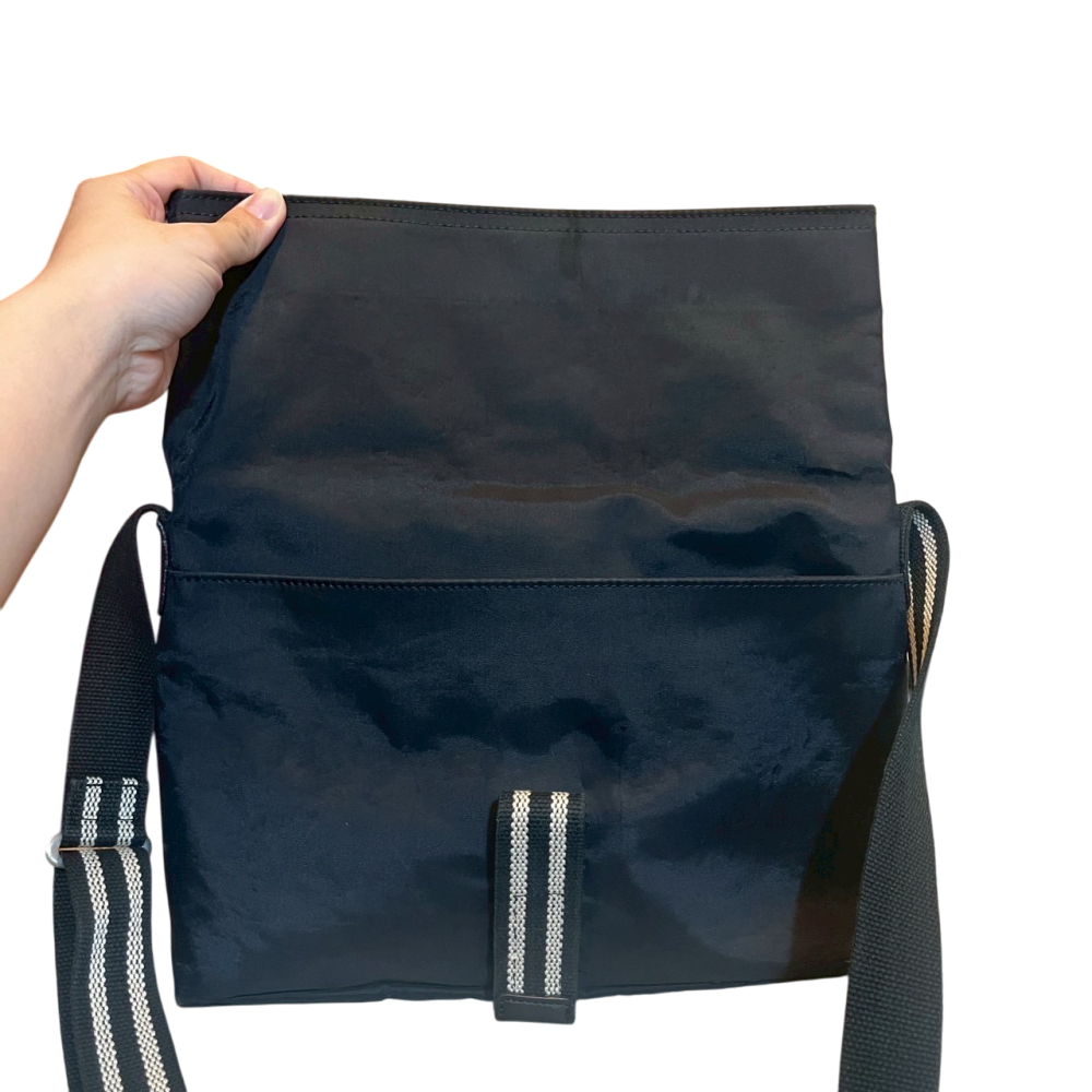 ❮二手❯ 日本 agnes b. 前衛兩折尼龍斜背包 Voyage 經典logo 尼龍斜背包 黑 基本斜背包-細節圖6