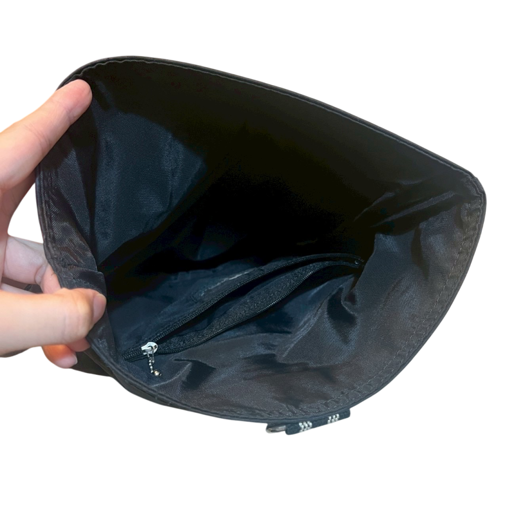 ❮二手❯ 日本 agnes b. 前衛兩折尼龍斜背包 Voyage 經典logo 尼龍斜背包 黑 基本斜背包-細節圖9