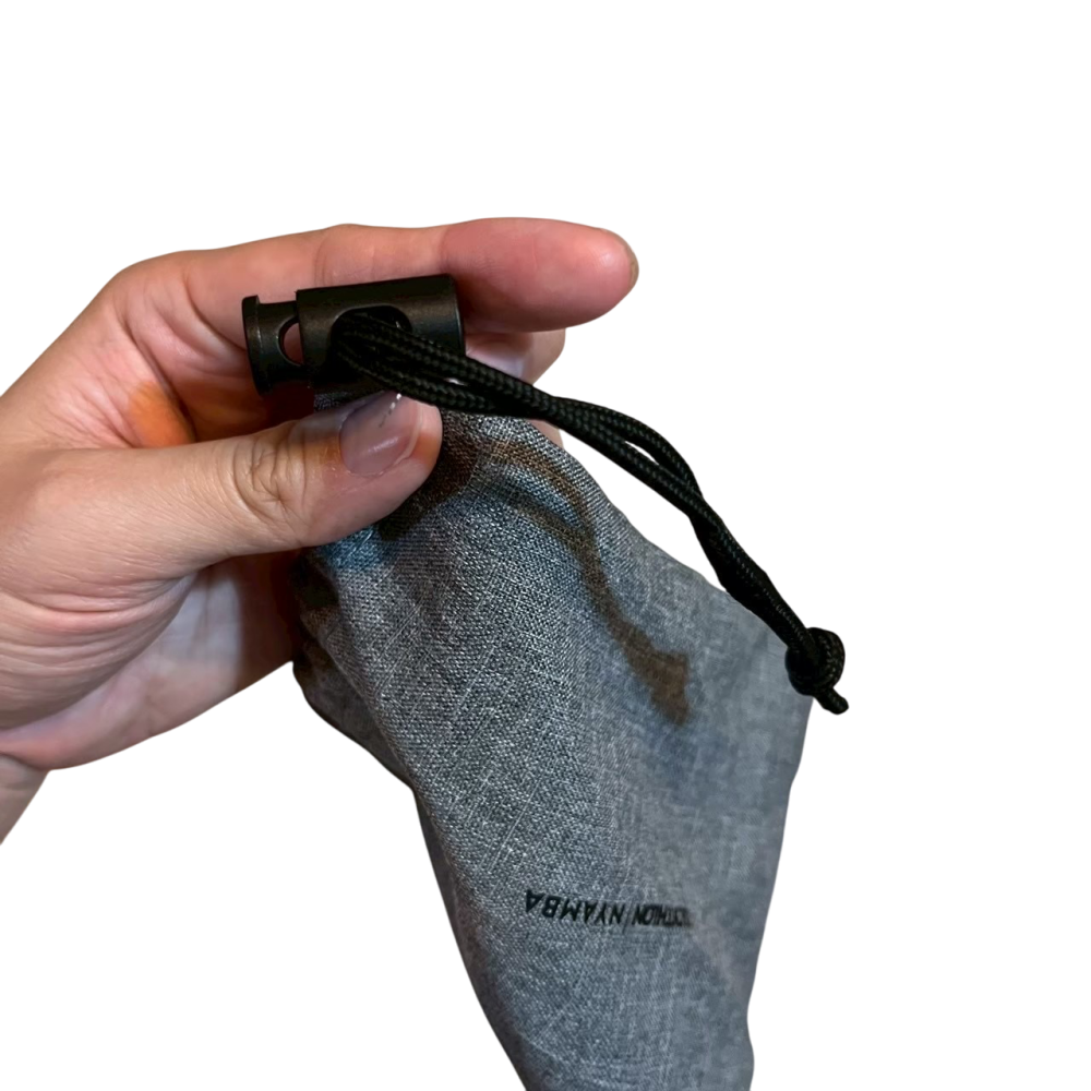 ❮近新❯ 荷蘭 DECATHLON 迪卡儂 Decathlon Nyamba 灰色抽繩收納袋 小物袋 旅行包袋 束口包-細節圖6