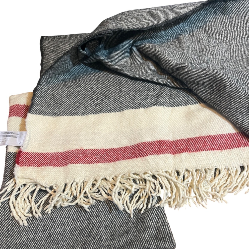 ❮近新❯ 加拿大 Roots 歐美旅行套組 毛毯 圍巾 抱枕套 披肩 飛行毯 小被子 毯子 加拿大帶回 航空過夜露營-細節圖2