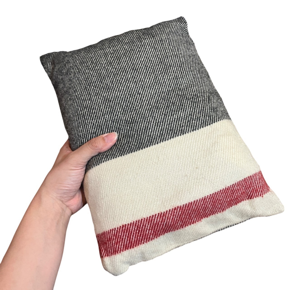 ❮近新❯ 加拿大 Roots 歐美旅行套組 毛毯 圍巾 抱枕套 披肩 飛行毯 小被子 毯子 加拿大帶回 航空過夜露營-細節圖4