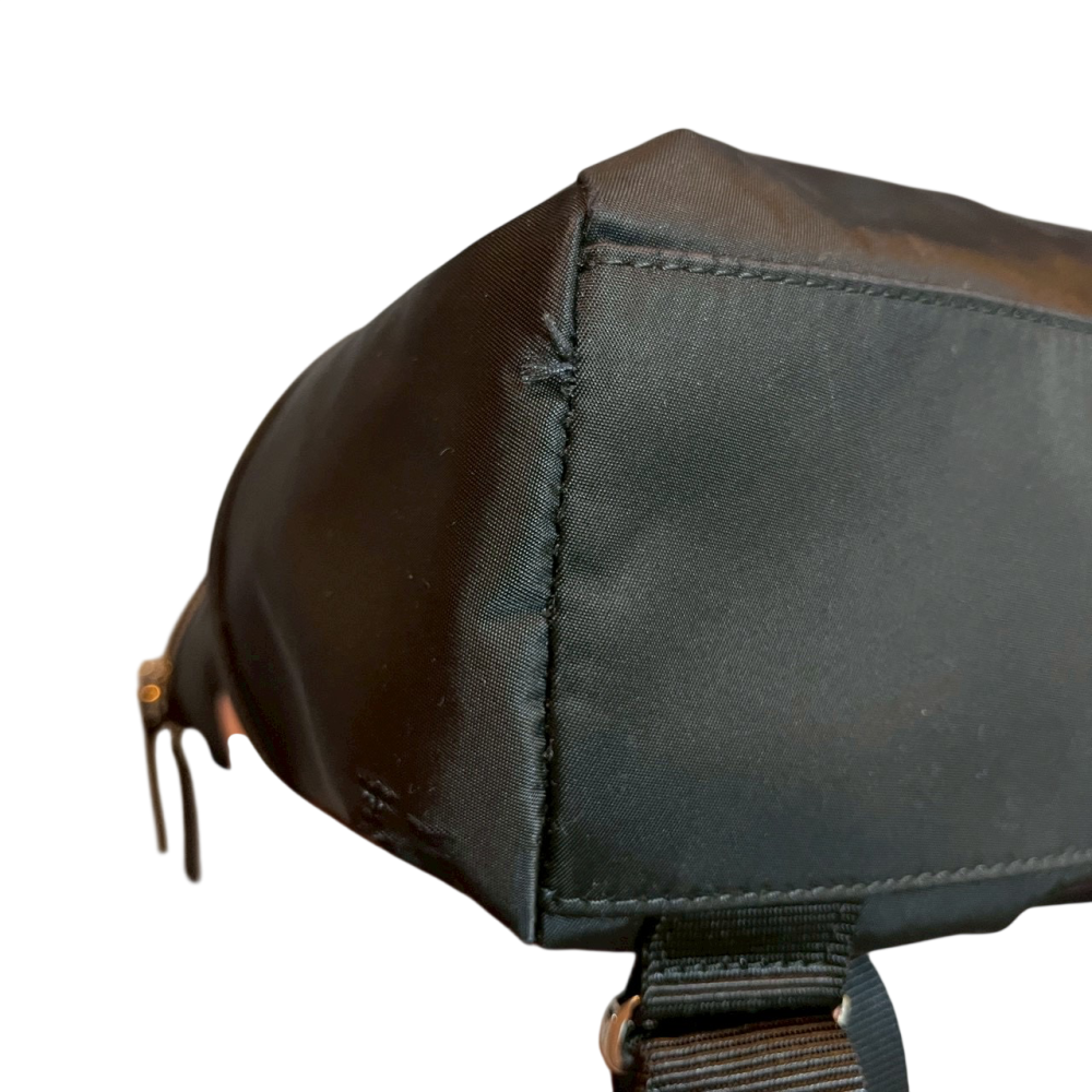 ❮二手❯ 日本 agnes b. 經典金屬草寫 LOGO 尼龍後背包 防潑水 輕量 質感黑 小B 簡約百搭 雙肩包-細節圖2