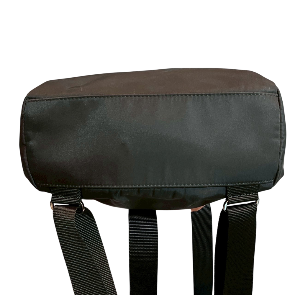 ❮二手❯ 日本 agnes b. 經典金屬草寫 LOGO 尼龍後背包 防潑水 輕量 質感黑 小B 簡約百搭 雙肩包-細節圖3