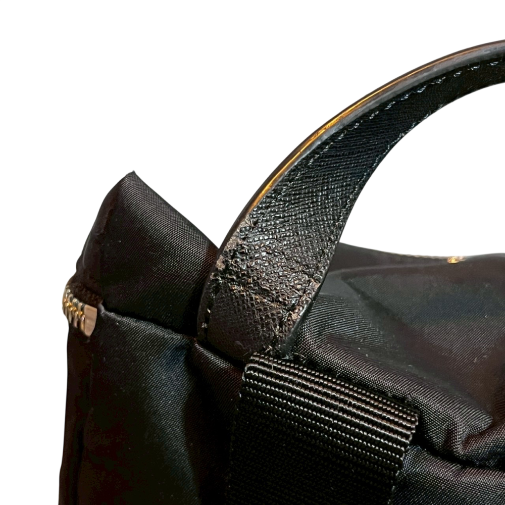 ❮二手❯ 日本 agnes b. 經典金屬草寫 LOGO 尼龍後背包 防潑水 輕量 質感黑 小B 簡約百搭 雙肩包-細節圖5