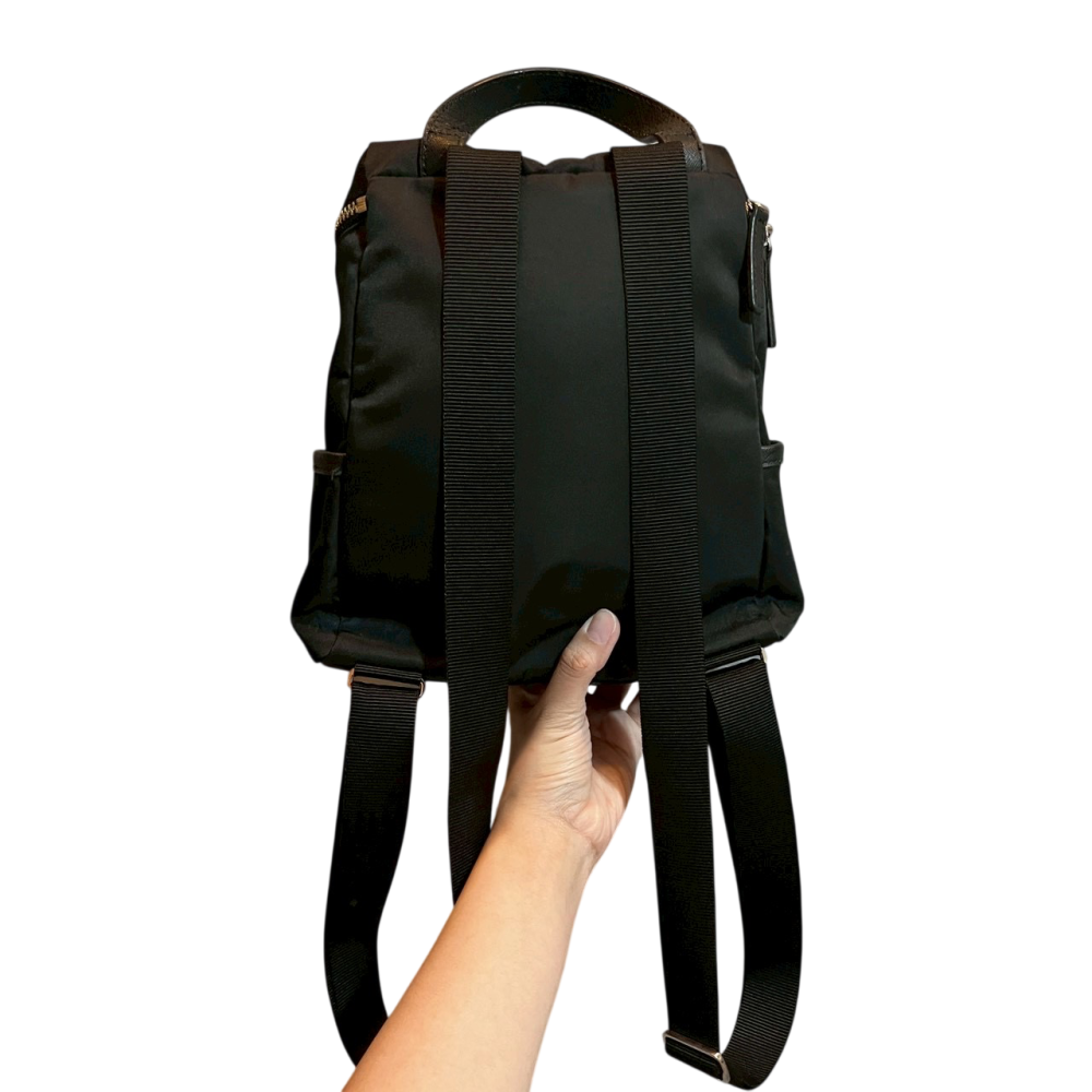 ❮二手❯ 日本 agnes b. 經典金屬草寫 LOGO 尼龍後背包 防潑水 輕量 質感黑 小B 簡約百搭 雙肩包-細節圖6