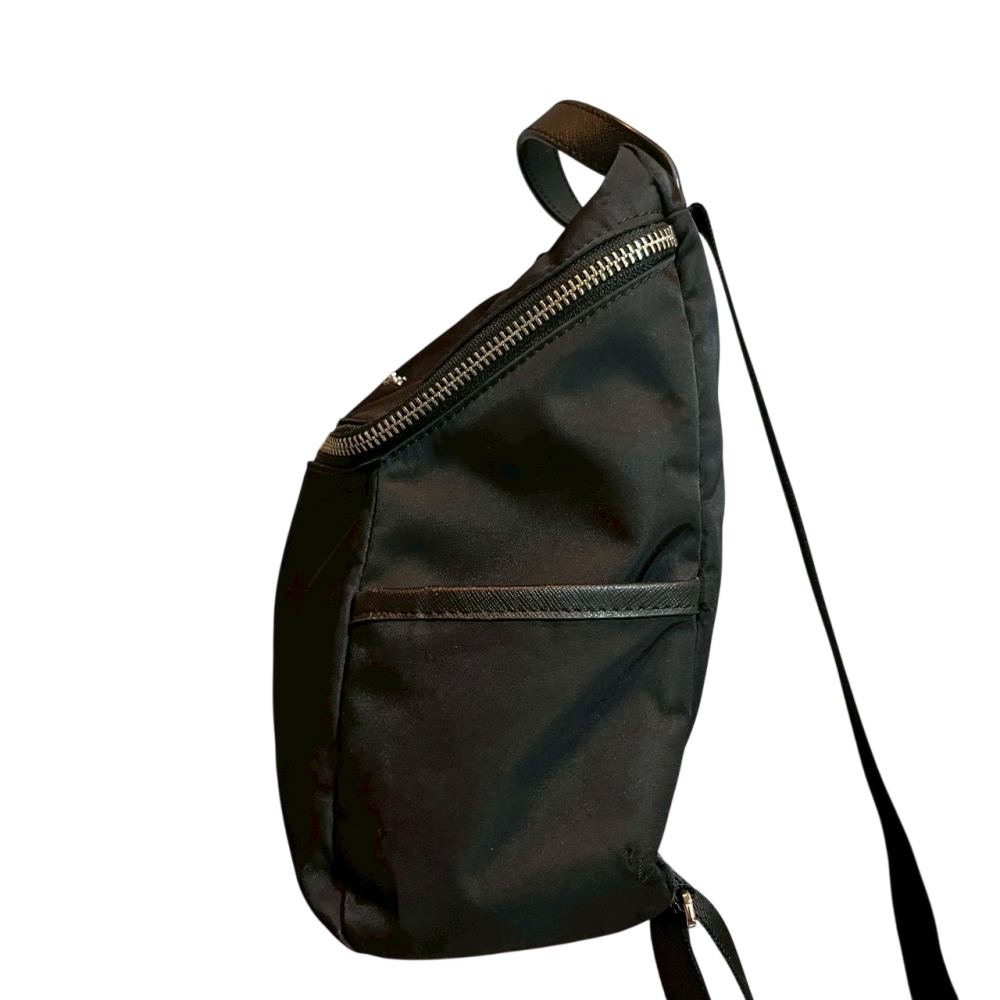 ❮二手❯ 日本 agnes b. 經典金屬草寫 LOGO 尼龍後背包 防潑水 輕量 質感黑 小B 簡約百搭 雙肩包-細節圖7