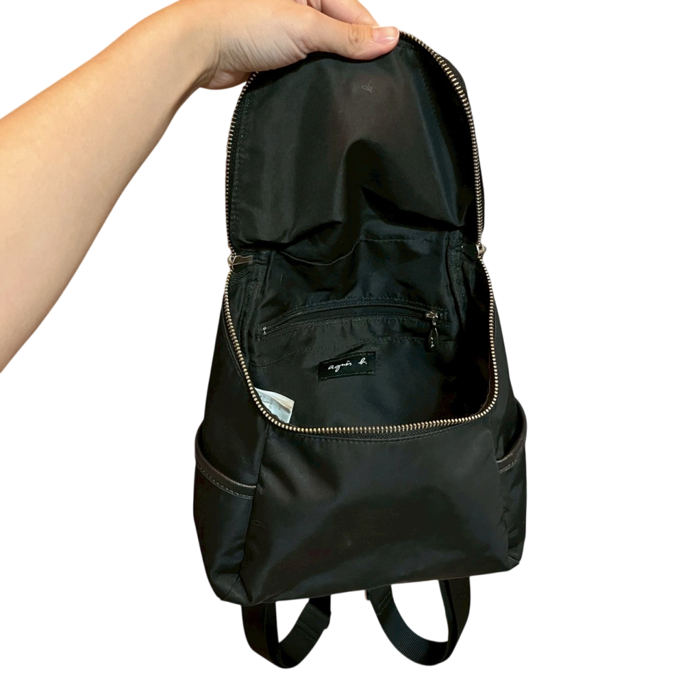 ❮二手❯ 日本 agnes b. 經典金屬草寫 LOGO 尼龍後背包 防潑水 輕量 質感黑 小B 簡約百搭 雙肩包-細節圖8