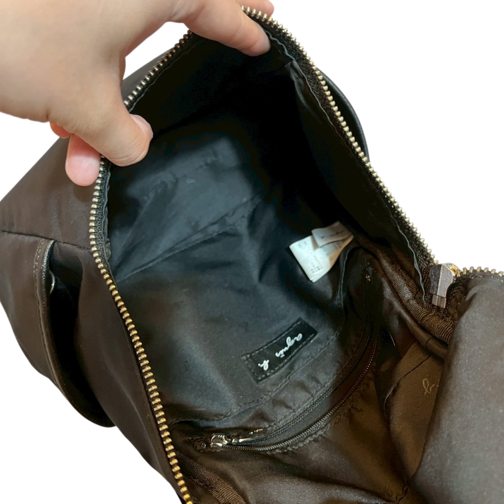 ❮二手❯ 日本 agnes b. 經典金屬草寫 LOGO 尼龍後背包 防潑水 輕量 質感黑 小B 簡約百搭 雙肩包-細節圖9