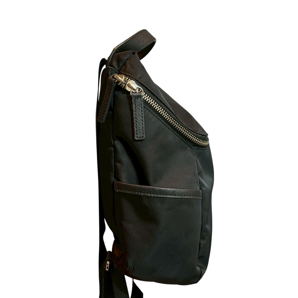 ❮二手❯ 日本 agnes b. 經典金屬草寫 LOGO 尼龍後背包 防潑水 輕量 質感黑 小B 簡約百搭 雙肩包-細節圖10