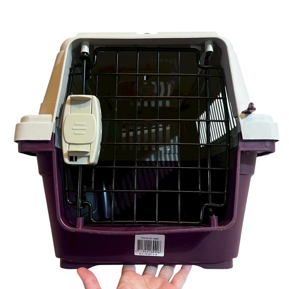 ❮二手❯ 時尚硬殼寵物運輸籠 深紫配色 貓咪/小型犬通用、透氣通風、安全扣鎖 二手出清-細節圖4
