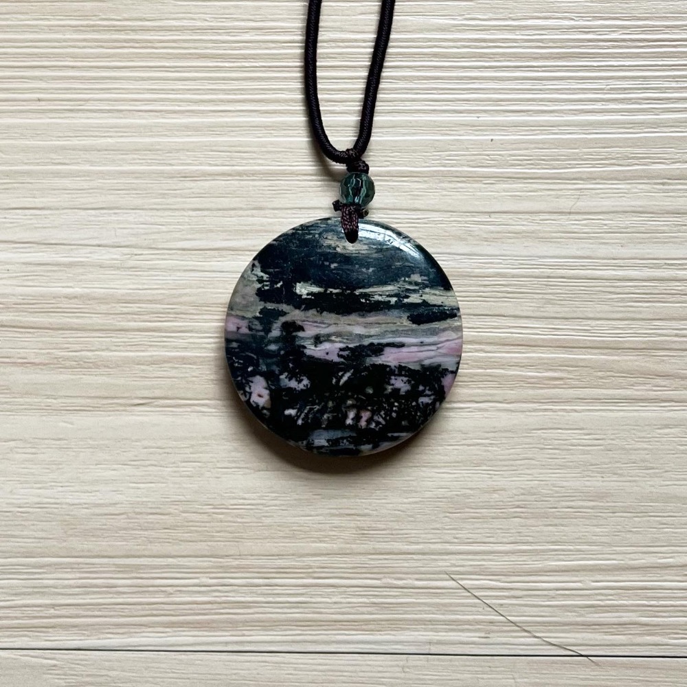 ㄅㄆㄇㄈ水晶寶寶工作室- 台灣玫瑰岩項鍊-山水畫系列-細節圖2