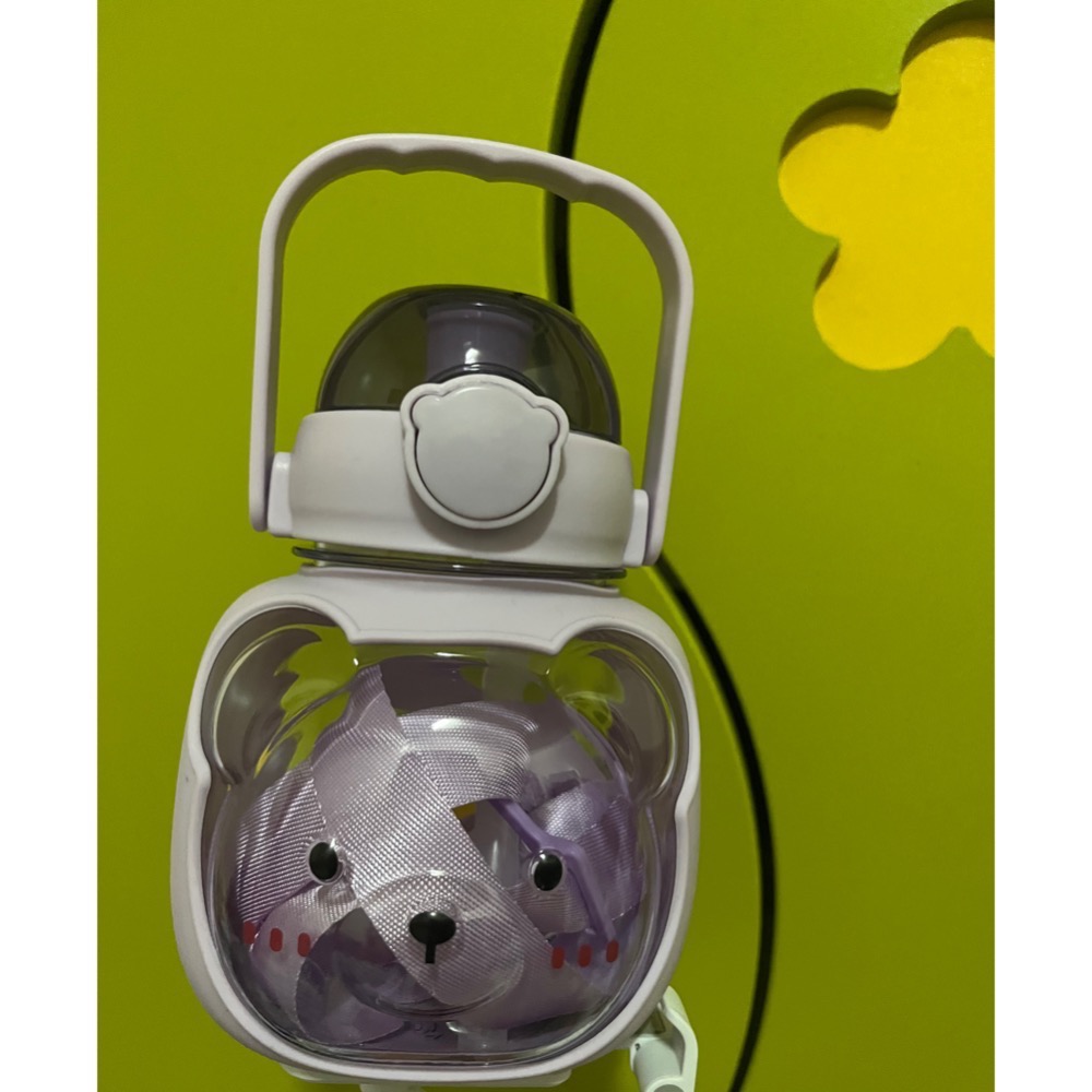 全新 現貨 熱賣中 熱門款 小熊 水壺 紫色 1000ml 吸管 密封 雙口飲 背帶 手提 運動 外出必備 學生最愛-細節圖4