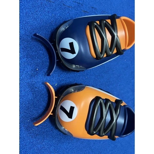 ✿AREA.TOY✿ 世界杯 足球 遙控車 足球鞋 趣味 競賽 酷炫燈光  兩台一組 (3號,4號電池另購) 兒童節-細節圖2