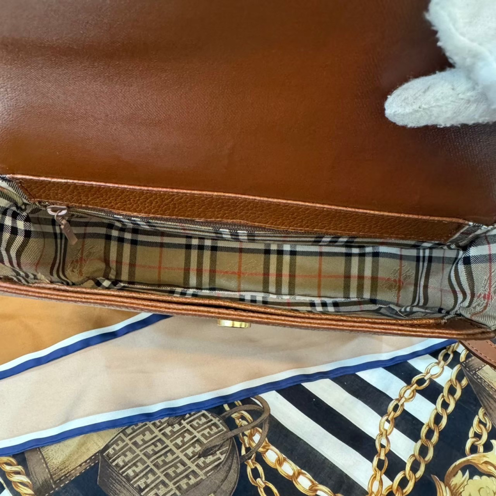 （近新）👝Burberrys vintage騎士標棕色內格紋斜背包-細節圖8
