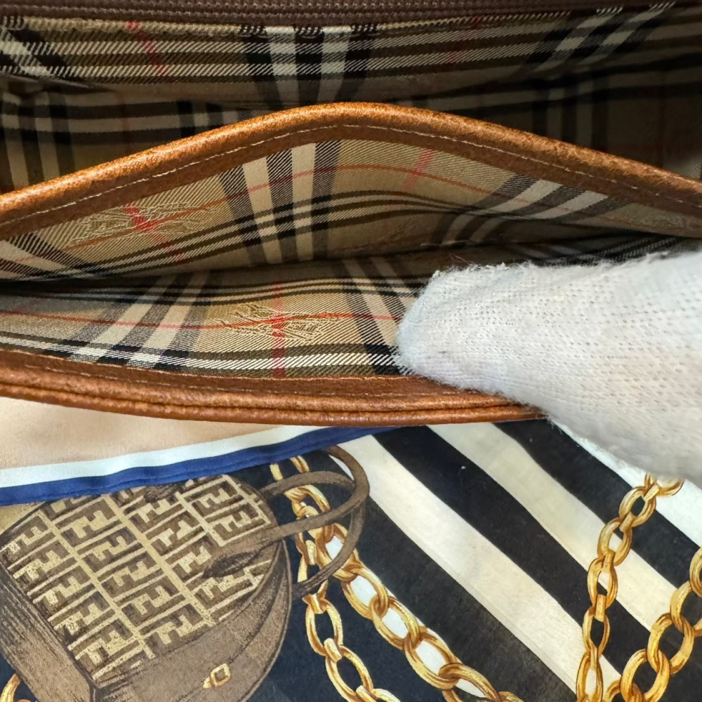 （近新）👝Burberrys vintage騎士標棕色內格紋斜背包-細節圖9