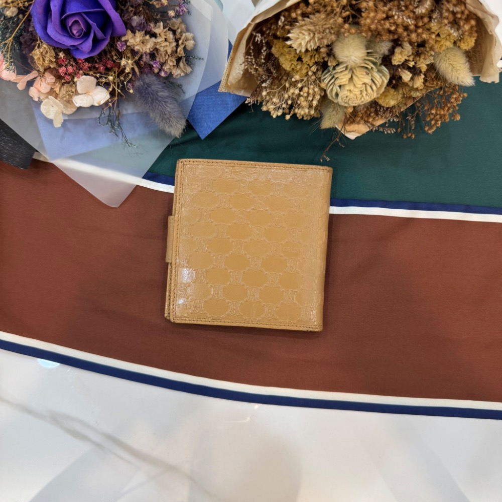 👝Celine奶茶色浮雕凱旋老花短夾-細節圖2