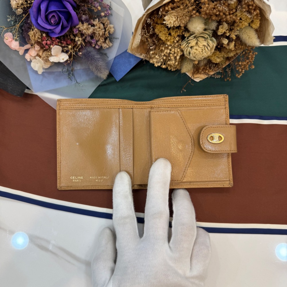 👝Celine奶茶色浮雕凱旋老花短夾-細節圖3