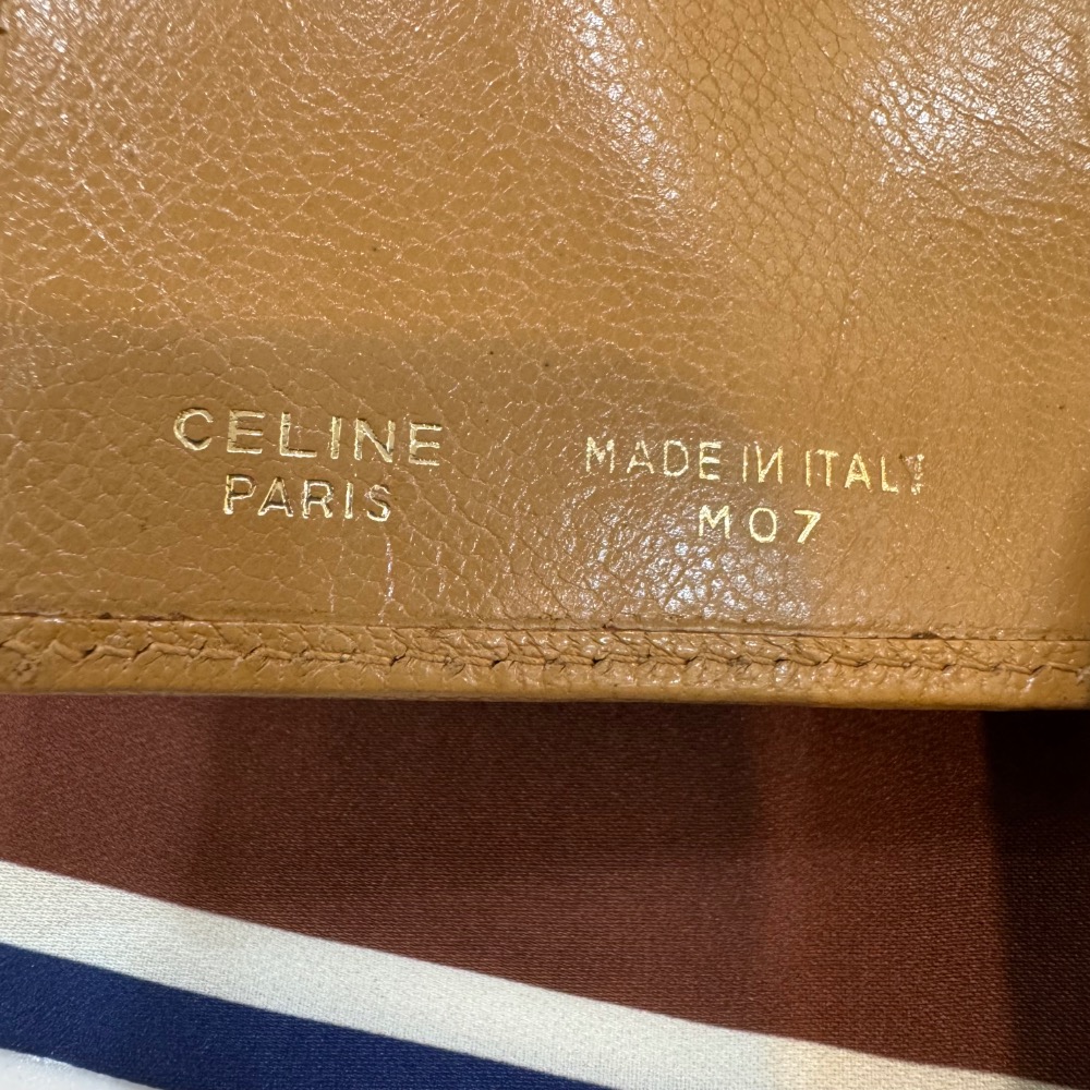 👝Celine奶茶色浮雕凱旋老花短夾-細節圖4