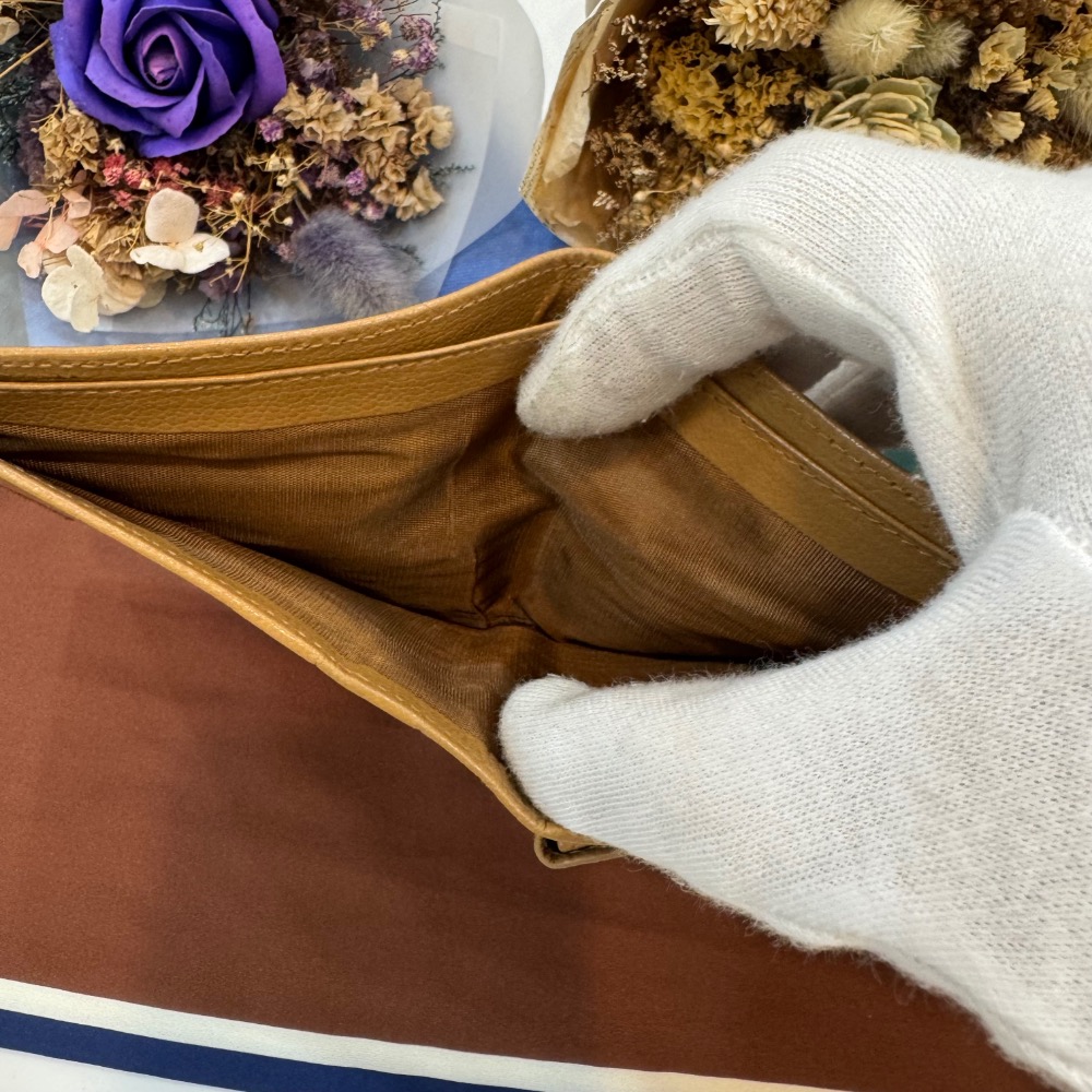 👝Celine奶茶色浮雕凱旋老花短夾-細節圖5