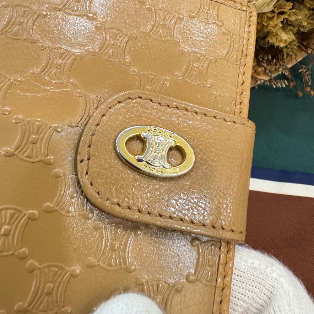 👝Celine奶茶色浮雕凱旋老花短夾-細節圖8