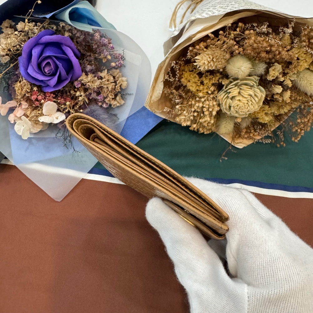 👝Celine奶茶色浮雕凱旋老花短夾-細節圖9