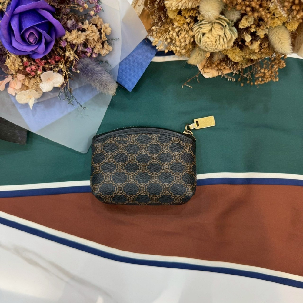 👝【稀有款｜CELINE 黑花Triomphe零錢包】-細節圖2