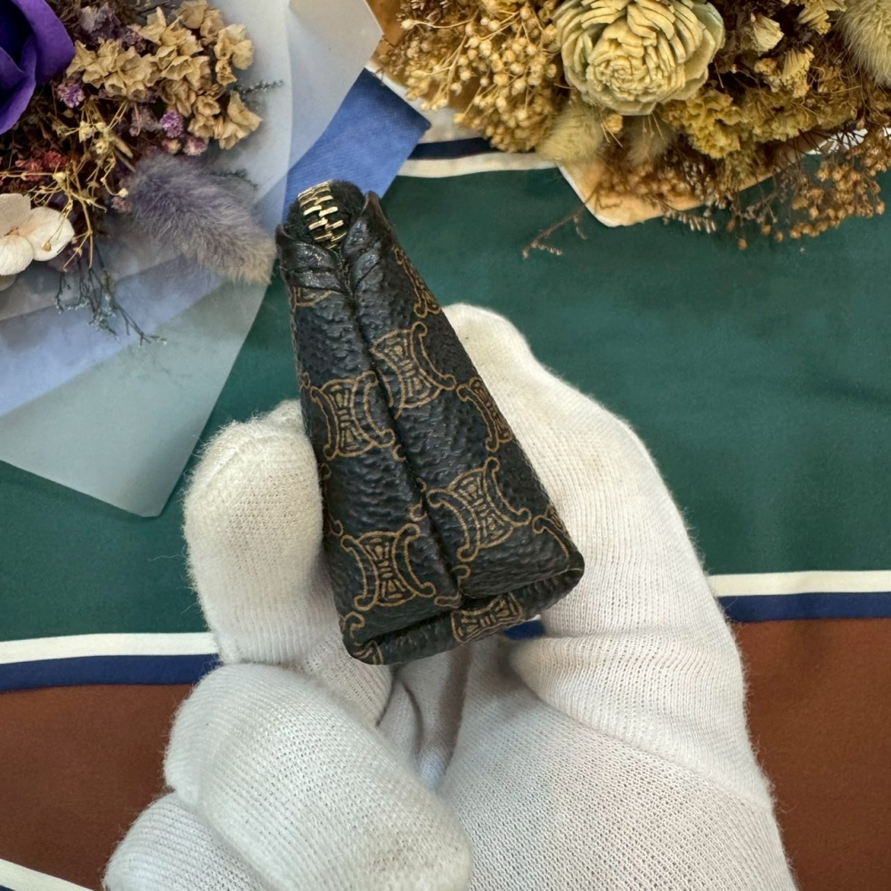 👝【稀有款｜CELINE 黑花Triomphe零錢包】-細節圖5