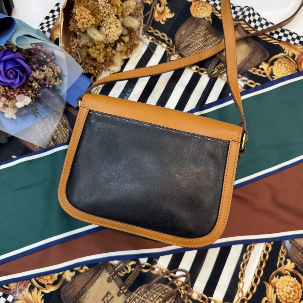 👝【極稀有｜Celine 凱旋徽章黑棕拼色馬鞍包】-細節圖3