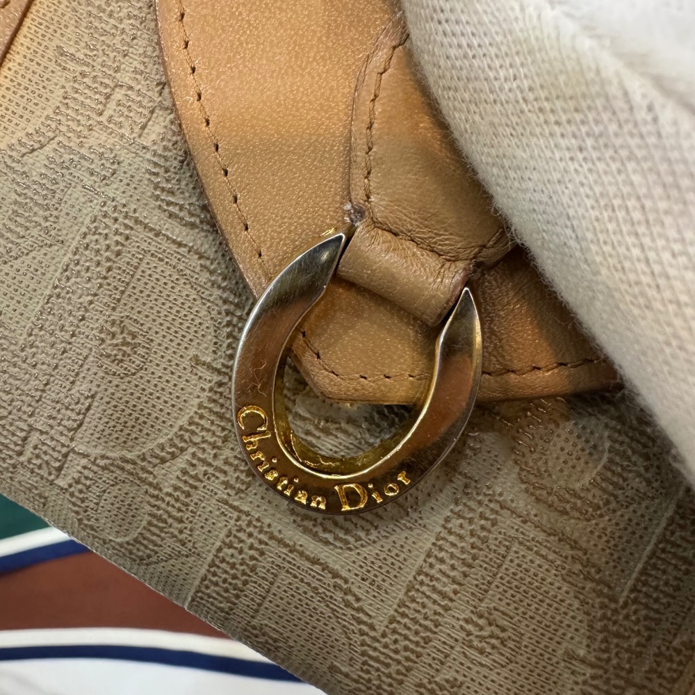 👝【Dior馬蹄釦奶茶色暗紋短夾】-細節圖2