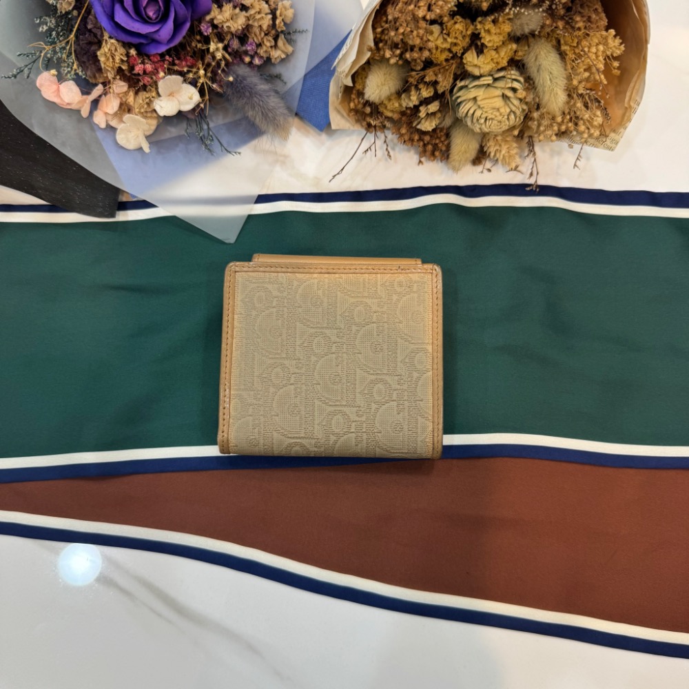 👝【Dior馬蹄釦奶茶色暗紋短夾】-細節圖3