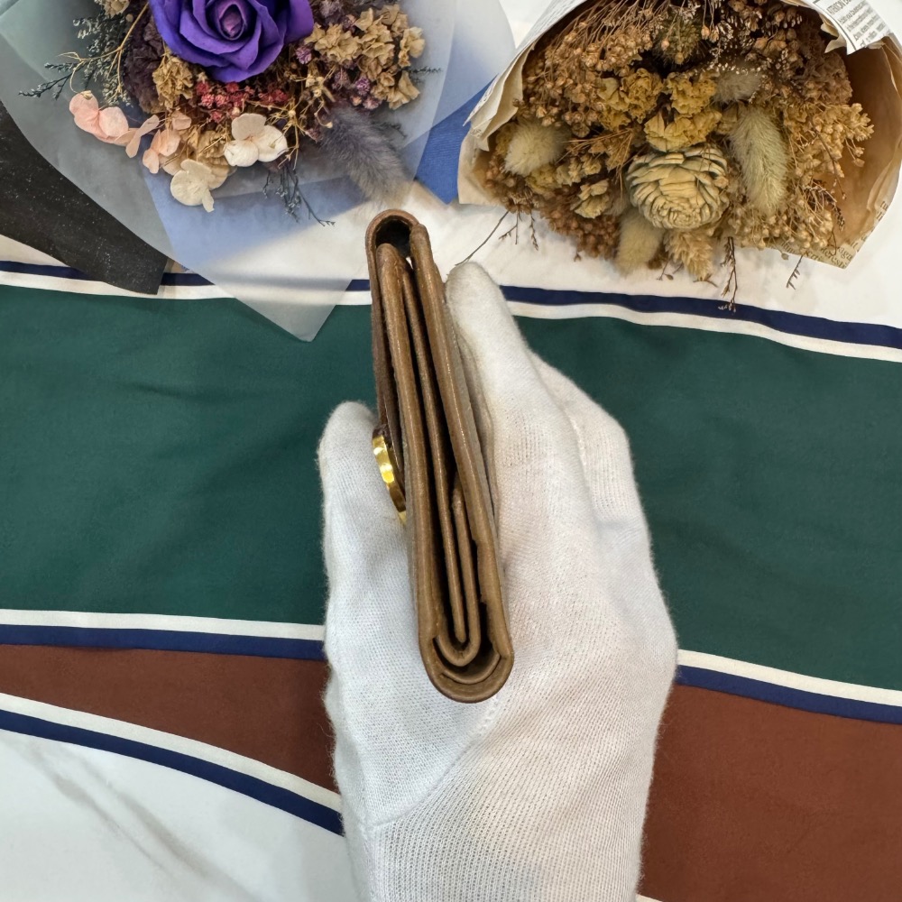 👝【Dior馬蹄釦奶茶色暗紋短夾】-細節圖4