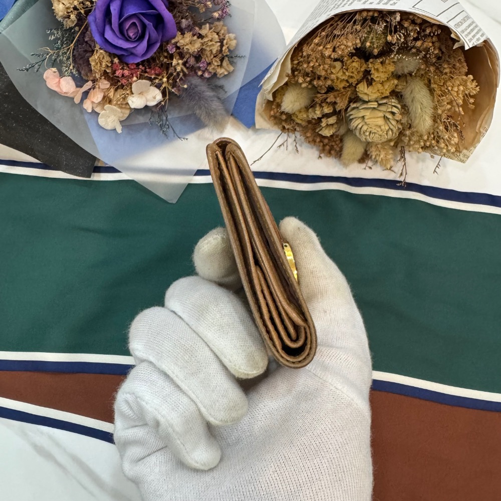 👝【Dior馬蹄釦奶茶色暗紋短夾】-細節圖5