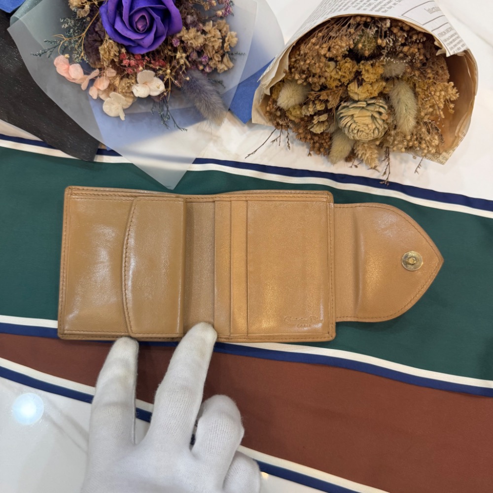 👝【Dior馬蹄釦奶茶色暗紋短夾】-細節圖6
