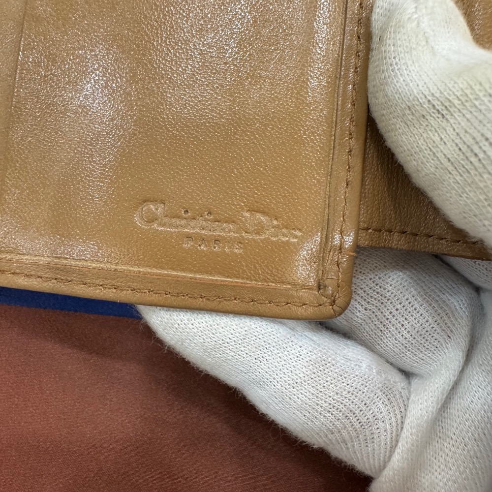 👝【Dior馬蹄釦奶茶色暗紋短夾】-細節圖7