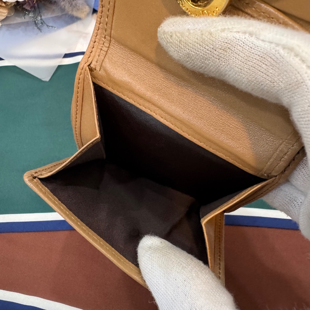 👝【Dior馬蹄釦奶茶色暗紋短夾】-細節圖9