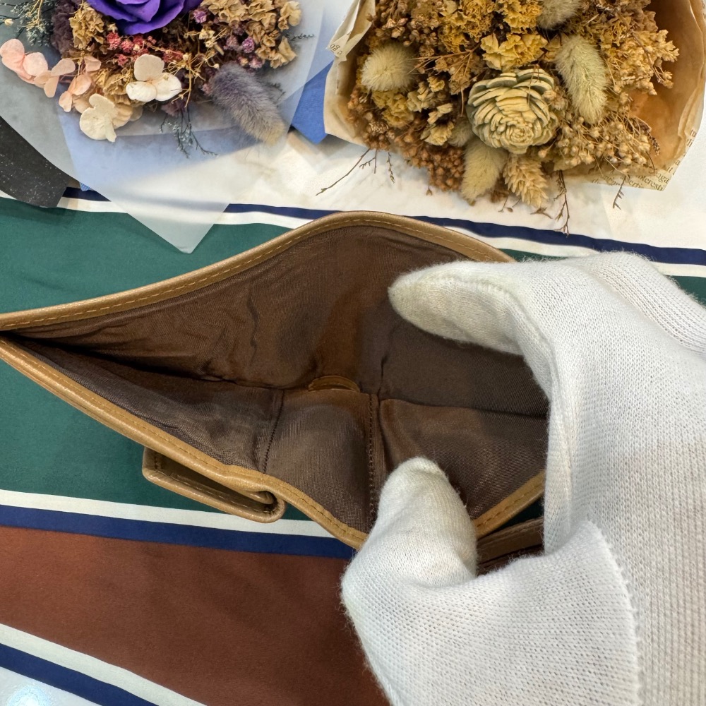 👝【Dior馬蹄釦奶茶色暗紋短夾】-細節圖10