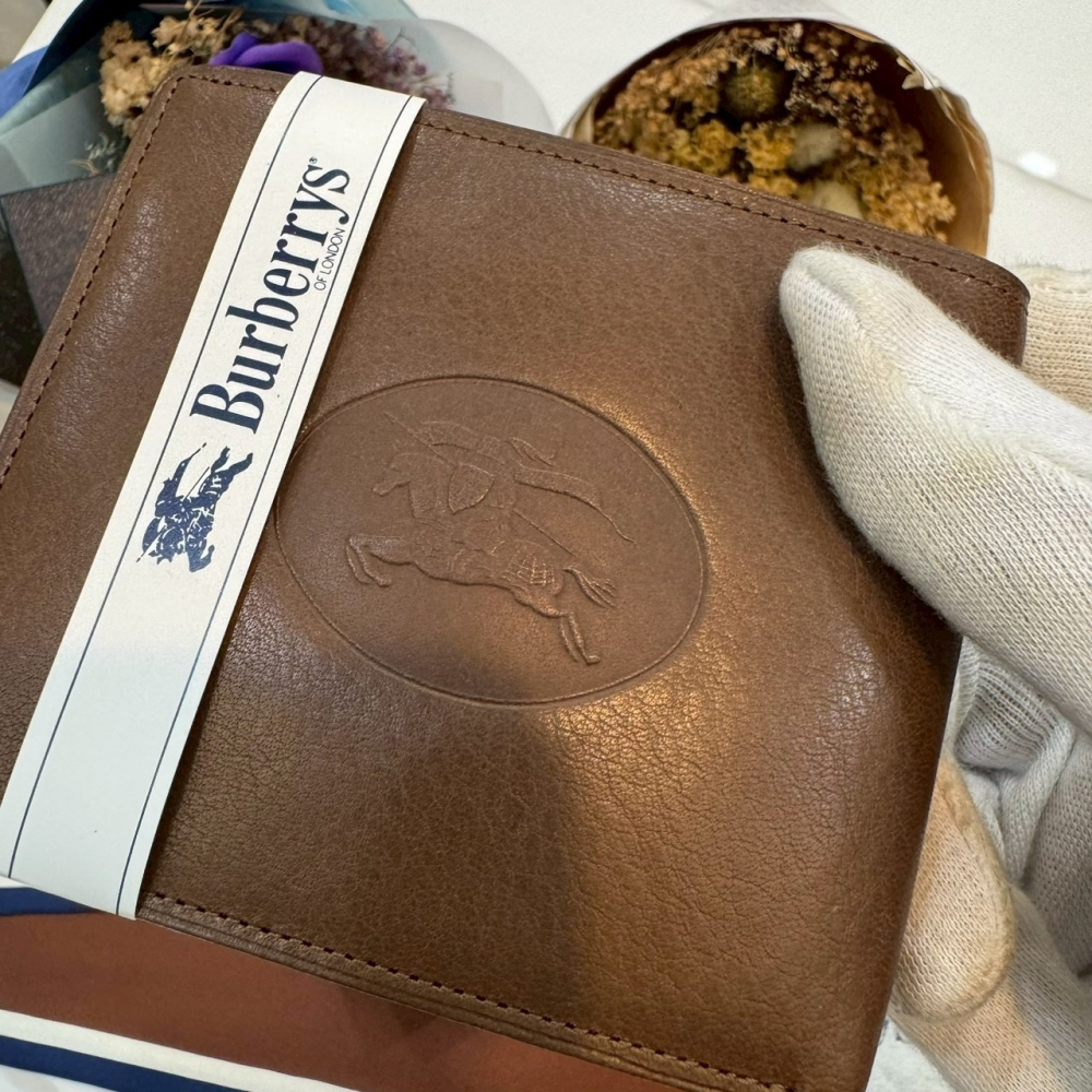 👝【全新大全配｜Burberrys經典騎士標雙折牛皮短夾】-細節圖3