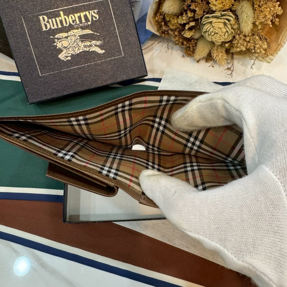 👝【全新大全配｜Burberrys經典騎士標雙折牛皮短夾】-細節圖4