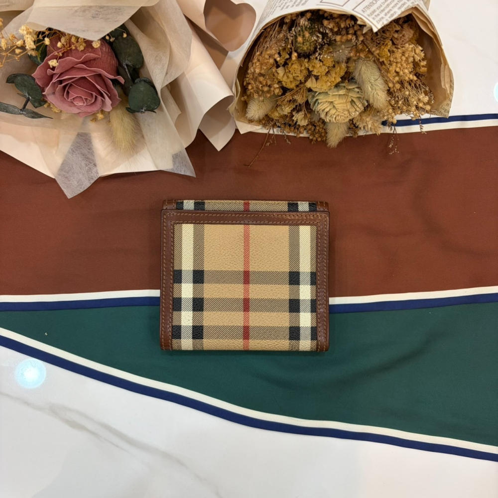 👝【Burberrys經典格紋雙折皮製短夾】-細節圖3