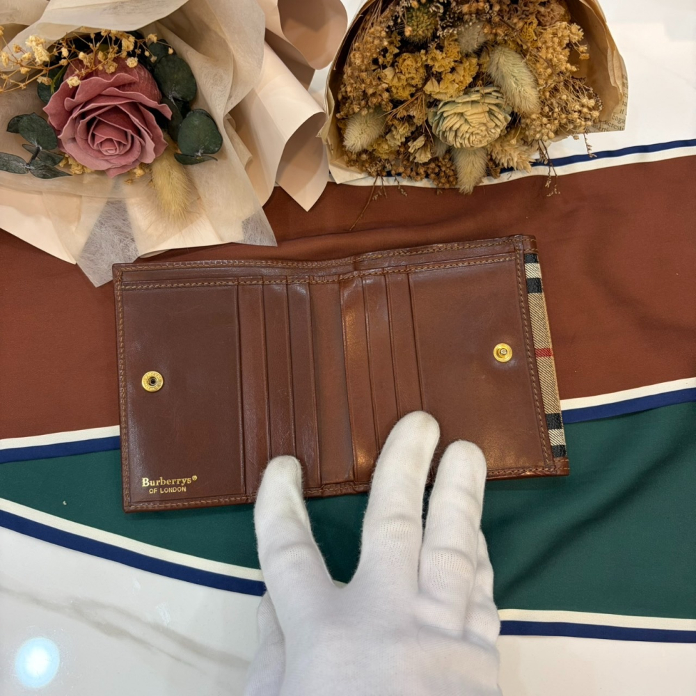 👝【Burberrys經典格紋雙折皮製短夾】-細節圖4