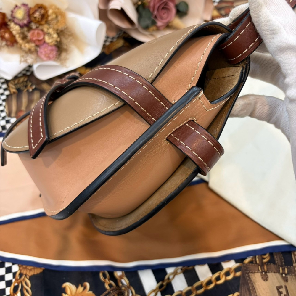 👜【 附防塵袋｜LOEWE Gate 焦糖燕麥雙色馬鞍包 】-細節圖4
