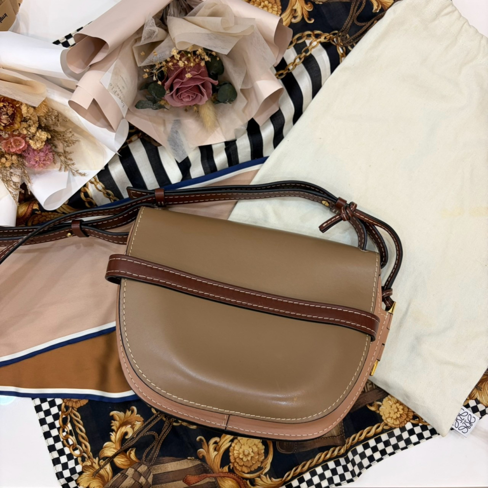 👜【 附防塵袋｜LOEWE Gate 焦糖燕麥雙色馬鞍包 】-細節圖6