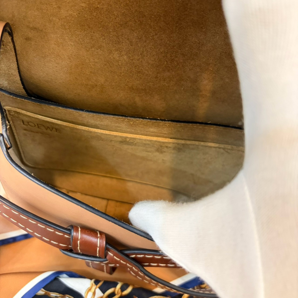 👜【 附防塵袋｜LOEWE Gate 焦糖燕麥雙色馬鞍包 】-細節圖8