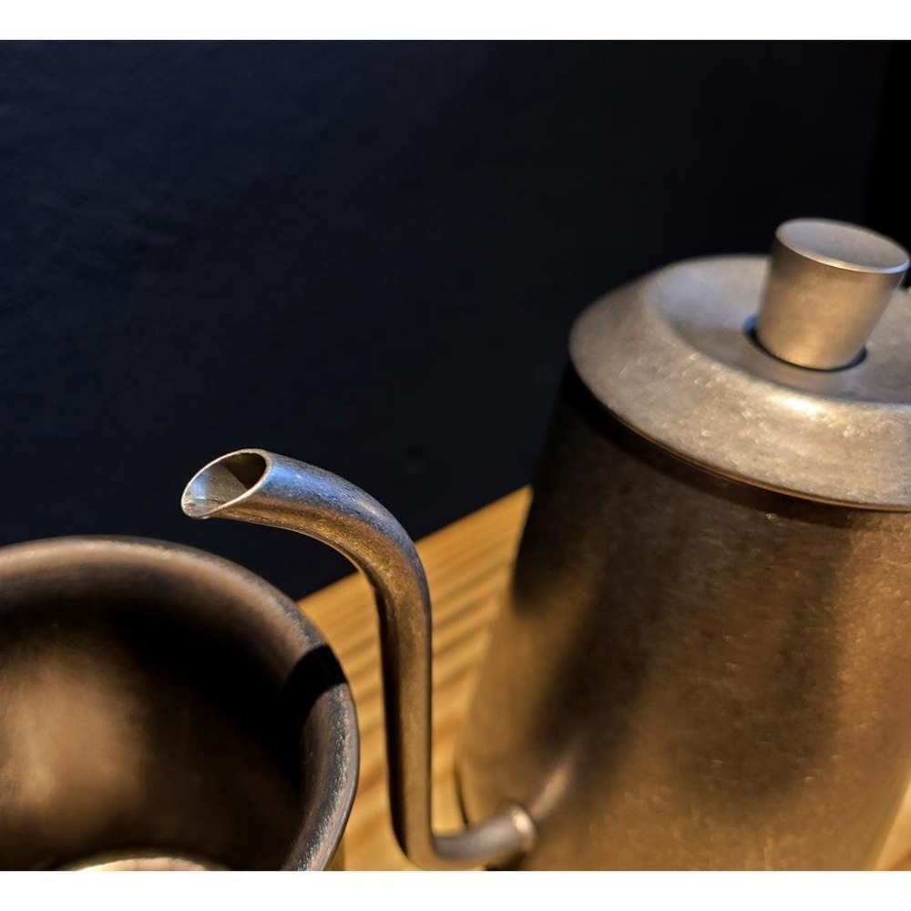 【沐湛咖啡】CAFEDEKONA  咖啡手沖壺/不鏽鋼細口壺 復古鐵/黑  600ml/600cc-細節圖6