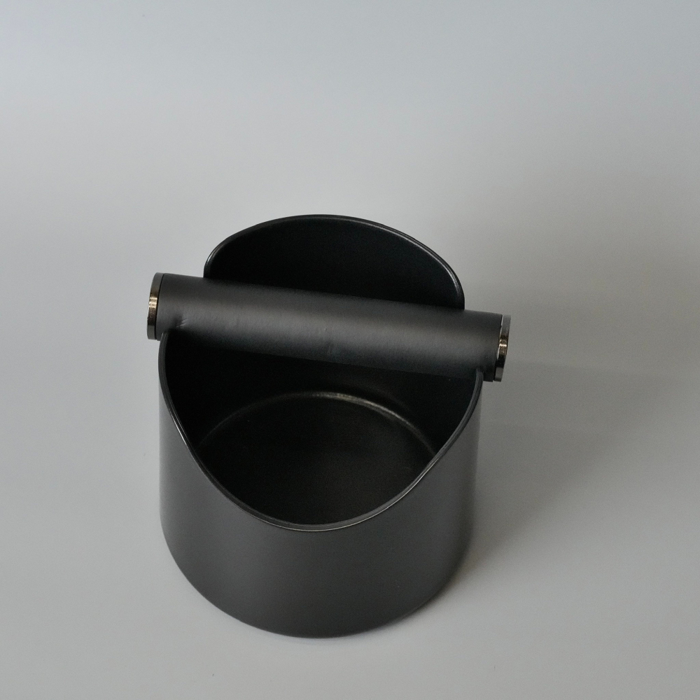 【沐湛咖啡】咖啡敲渣桶 咖啡渣桶 台灣製造底部防滑設計 咖啡粉渣盒 斜口咖啡渣盒 黑色 彈性橫桿 義式咖啡機敲渣-細節圖2