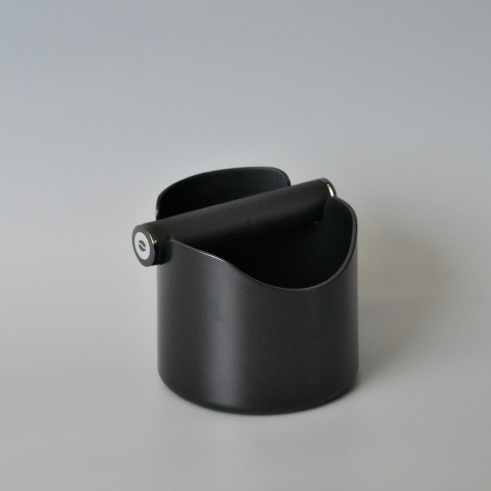 【沐湛咖啡】咖啡敲渣桶 咖啡渣桶 台灣製造底部防滑設計 咖啡粉渣盒 斜口咖啡渣盒 黑色 彈性橫桿 義式咖啡機敲渣-細節圖3