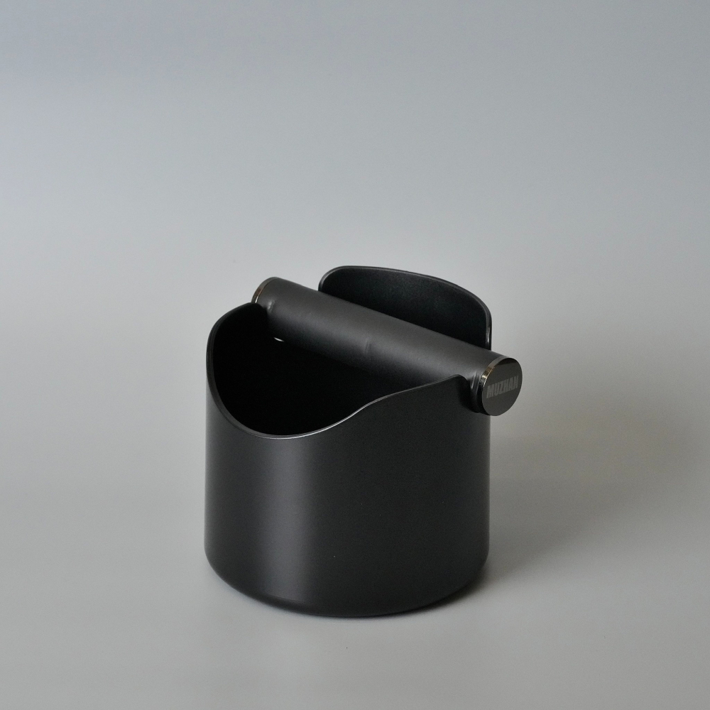 【沐湛咖啡】咖啡敲渣桶 咖啡渣桶 台灣製造底部防滑設計 咖啡粉渣盒 斜口咖啡渣盒 黑色 彈性橫桿 義式咖啡機敲渣-細節圖4