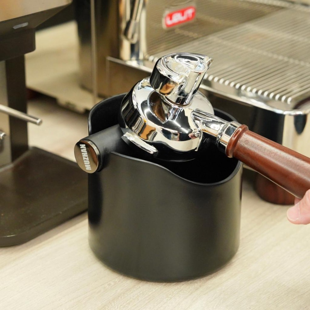 【沐湛咖啡】咖啡敲渣桶 咖啡渣桶 台灣製造底部防滑設計 咖啡粉渣盒 斜口咖啡渣盒 黑色 彈性橫桿 義式咖啡機敲渣-細節圖5