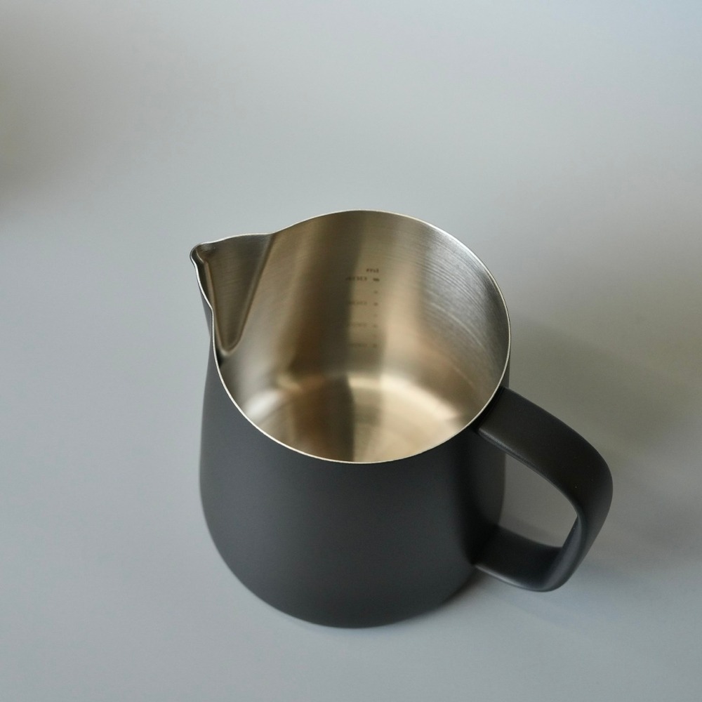 【沐湛咖啡】MAVO 拉花鋼杯/奶缸(附刻度) 不銹鋼拉花杯400ml/600ml 曜岩黑-細節圖3