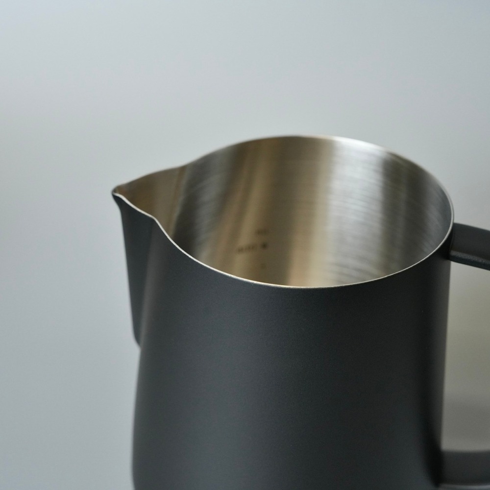 【沐湛咖啡】MAVO 拉花鋼杯/奶缸(附刻度) 不銹鋼拉花杯400ml/600ml 曜岩黑-細節圖4